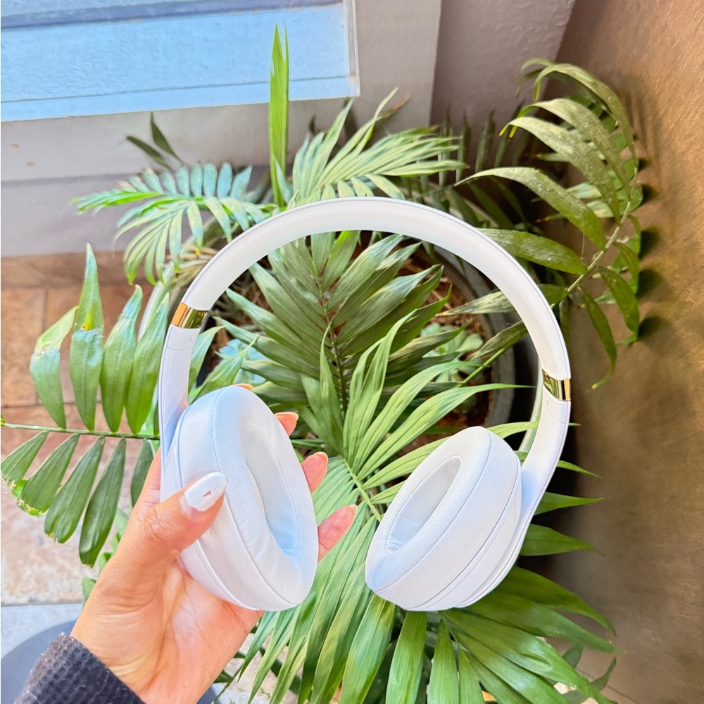 Beats Studio 3 wireless headphones in white and gold
